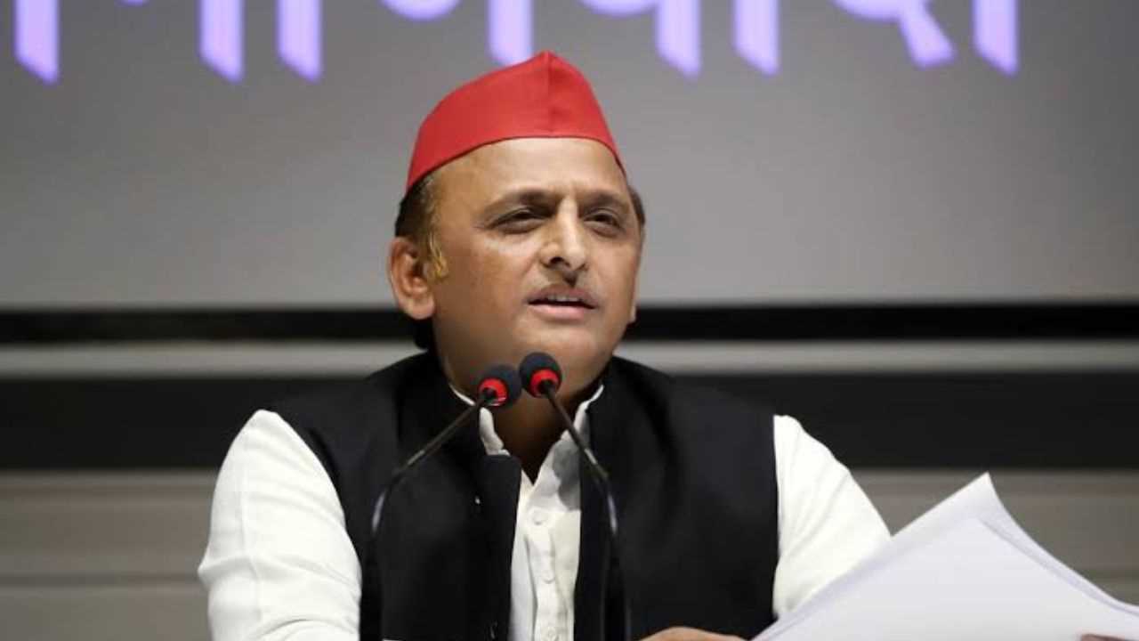 अखिलेश यादव का औरैया में रोड शो, कहा- भाजपा ने हर वर्ग को किया अपमानित